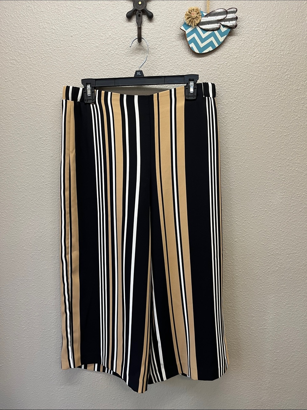 Chicos wide leg crop pants size 6